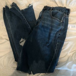 SIZE 8 Long American Eagle Mom Jean with Rips